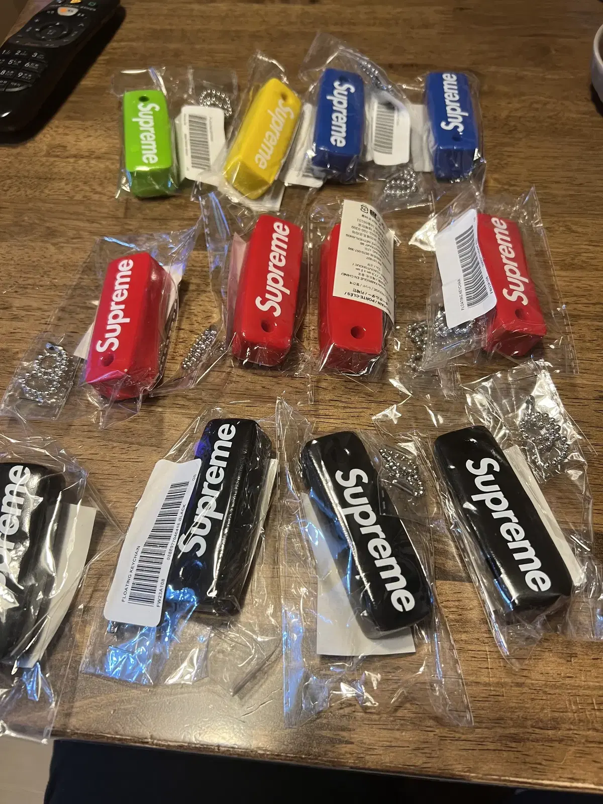 Supreme Floating Keychain 5色 red black Supreme Floating Keychain 5色 red black Supreme Floating